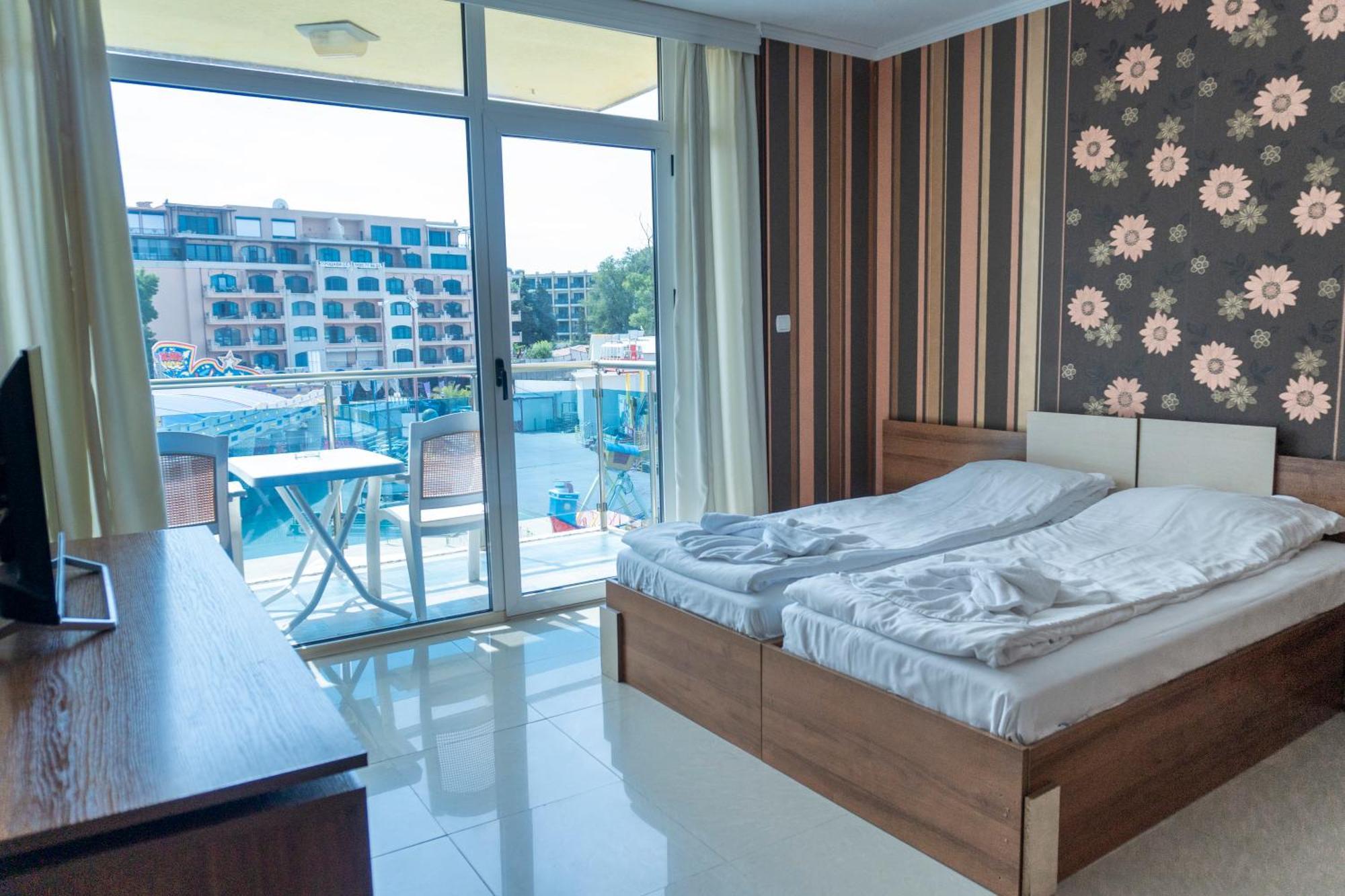 Deluxe Apartments Gallery 2 ซันนีบีช ภายนอก รูปภาพ